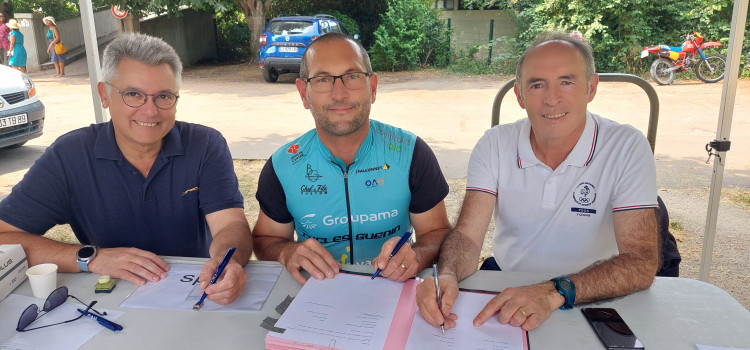 La convention de partenariat a été renouvelée avec le Vélo Club d'Auxerre.