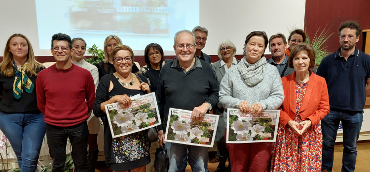 Diplôme en main, Jocelyne GRAILLOT, Alain PAUL et Valérie BRUNOT, entourés des membres du jury et du Conseil d'administration de l'OAH.